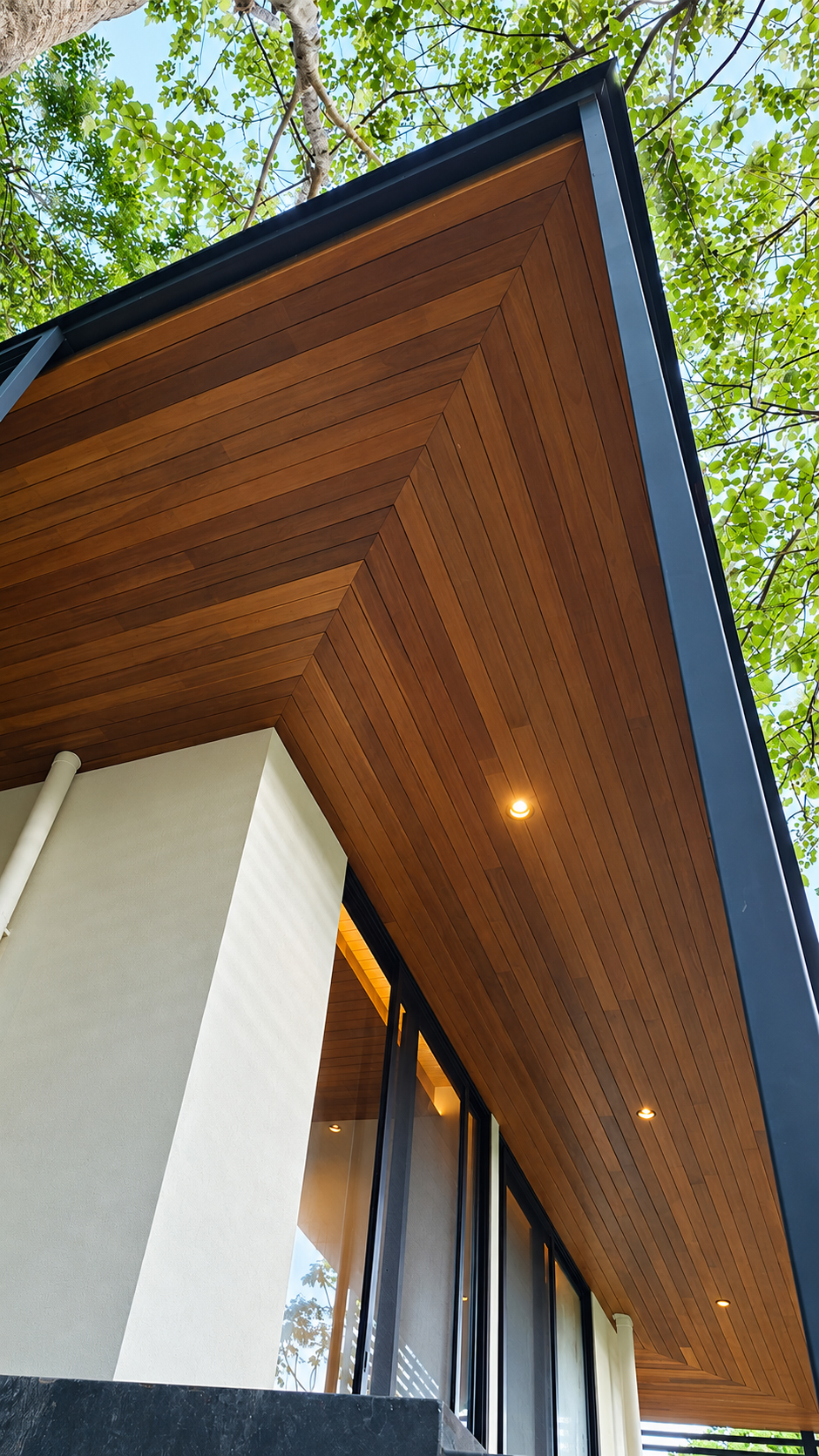 Cielo raso arquitectónico de madera instalado por JLK Wood