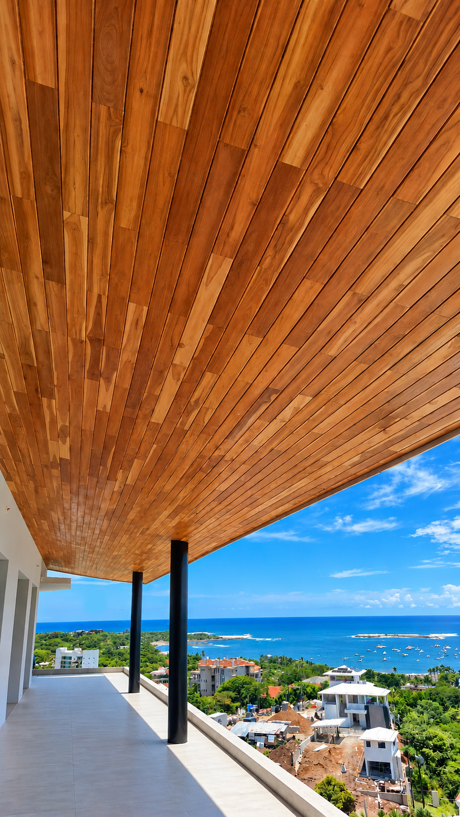 Cielo raso de madera de teca en terraza con vista al océano en Tamarindo, Costa Rica, realizado por JLK Wood.
