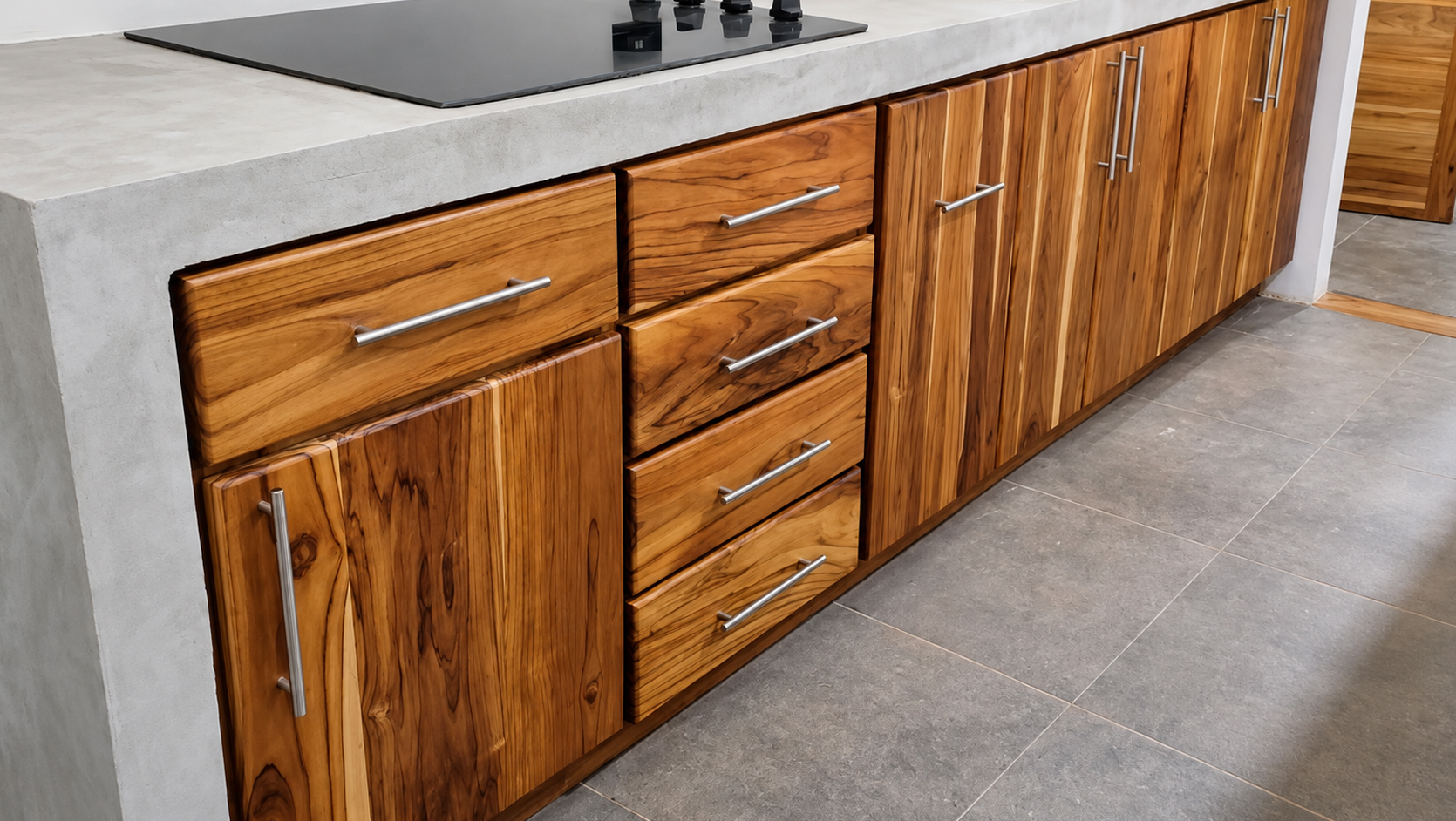 Mueble de cocina personalizado en madera natural con puertas, gavetas y tiradores metálicos, fabricado a medida.